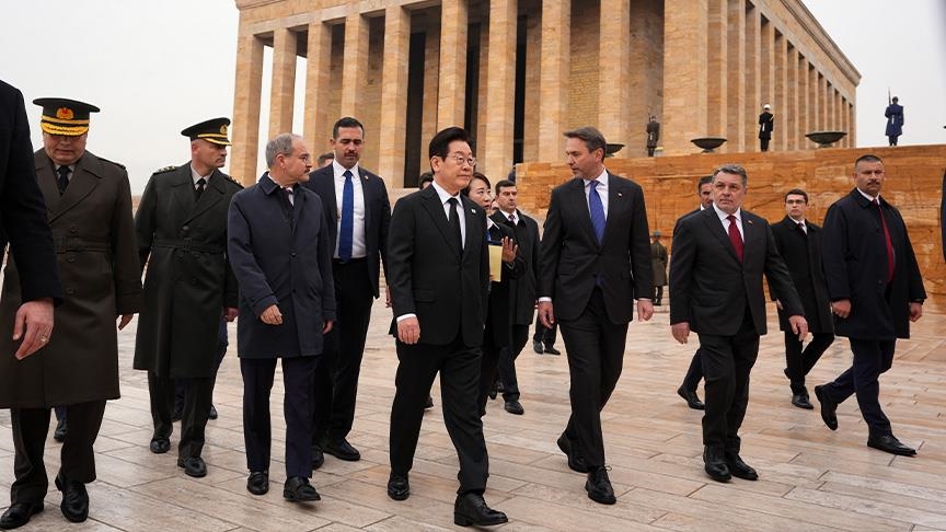 أنقرة.. رئيس كوريا الجنوبية يزور ضريح أتاتورك