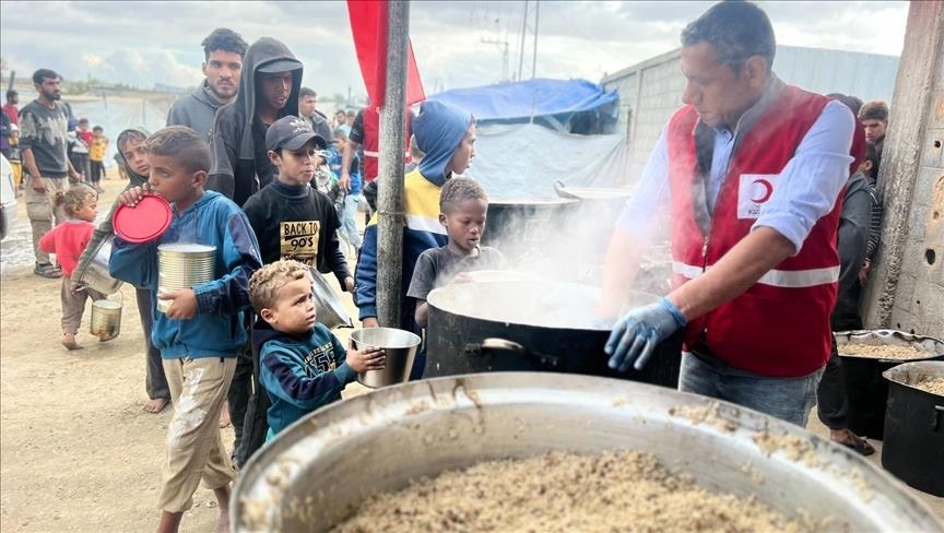 الهلال الأحمر التركي يوزع 35 ألف وجبة طعام في غزة يوميا