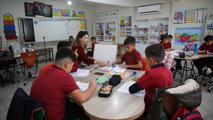 Tutku öğretmen görev yaptığı 17 öğrencili okulu azmiyle güzelleştirdi