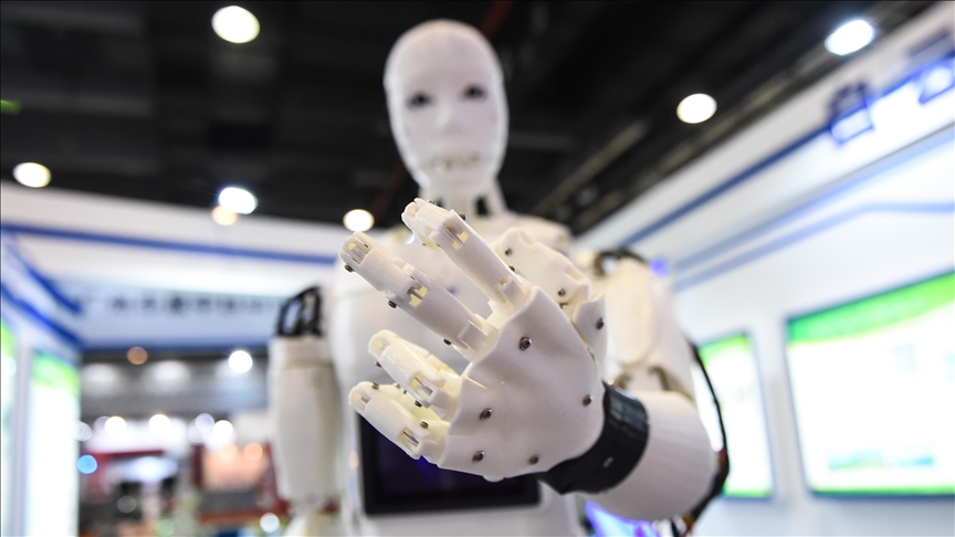 Çin'de bir şirketin ürettiği insansı robot yürüyüş rekoru kırdı