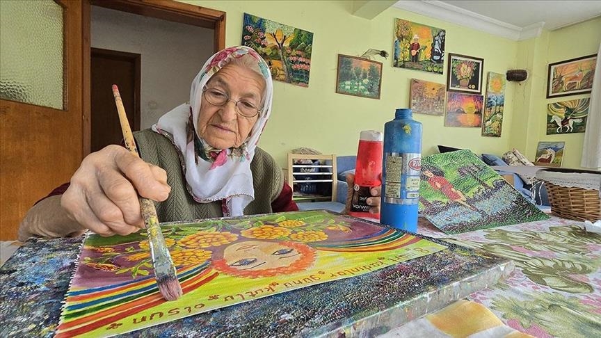 بدأت الرسم في السبعين.. مسنة تركية تتمسك بريشتها
