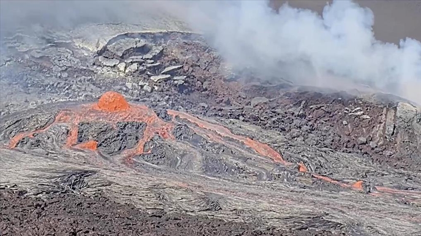 Lava streams flow as Hawaii’s Kilauea volcano on verge of new eruption