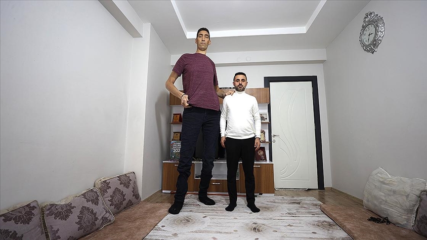 "Dünyanın en uzun adamı" Sultan'ın hayatı İngiltere'de belgesel olacak