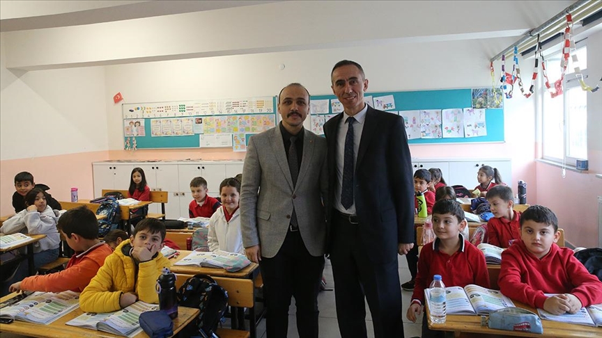 Sınıf öğretmeni meslektaşı olan eski öğrencisiyle aynı okulda görev yapıyor