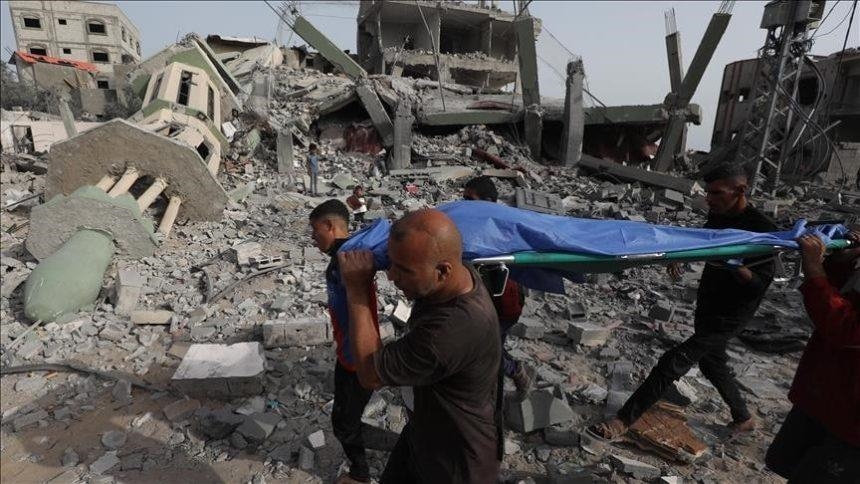 انتشال رفات 14 فلسطينيا من تحت أنقاض منزلين بغزة