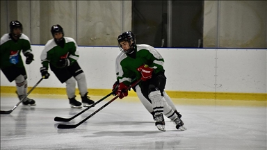 Şampiyon buz hokeyci Nil'in "milli takımda kaptanlık" hayali