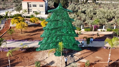 Lübnanlı Chaptini, dünyanın en büyük plastik sedir ağacıyla Guinness Rekorlar Kitabı'na girdi