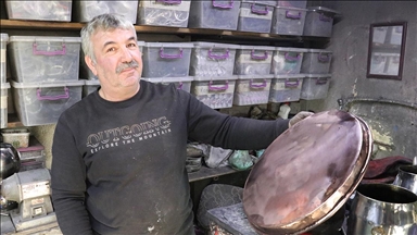 Mahmut usta 41 yıllık mesleğini bırakıp "unutulmasın" diye kalaycılığa başladı