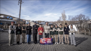 Öğretmenin köy okulunda yaktığı "bilim ateşi" çocuklara yeni ufuklar açtı