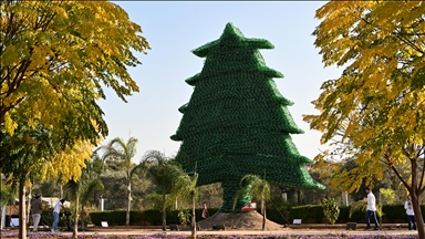 Libanska aktivistkinja izgradila stablo od 450.000 recikliranih boca za svjetski rekord