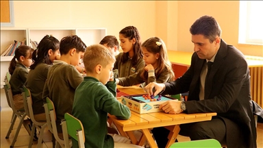 Doğuş öğretmen, öğrencilerini akıl ve zeka oyunlarıyla ekrandan uzak tutuyor