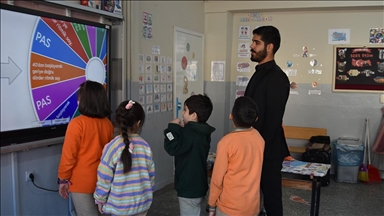 Bitlis'te sınıf öğretmeni "yenilikçi eğitim" yaklaşımıyla öğrencilerini geleceğe hazırlıyor