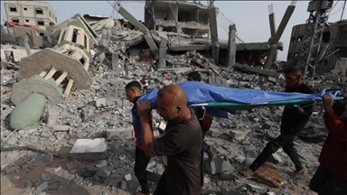 انتشال رفات 14 فلسطينيا من تحت أنقاض منزلين بغزة