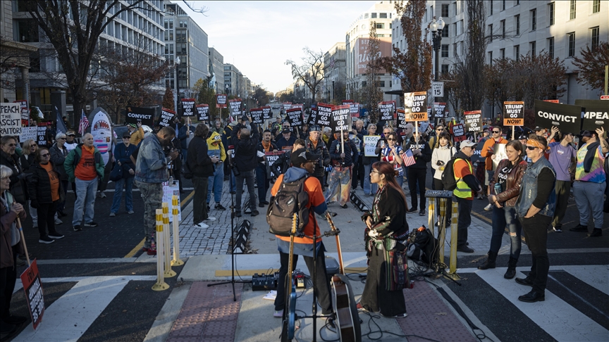 Protesters rally outside White House to demand Trump's removal from office