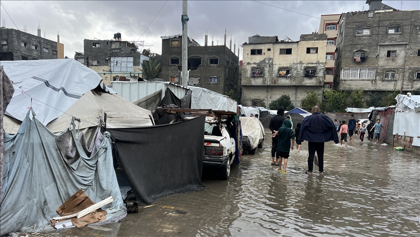 غزة.. الأمطار تغرق مئات الخيام وتحذير من سقوط أبنية استهدفتها إسرائيل 