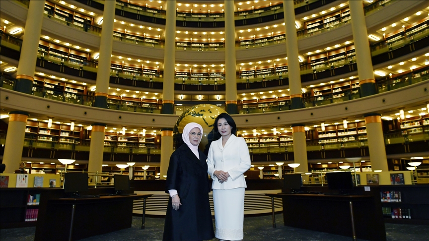 عقيلة أردوغان وزوجة رئيس كوريا الجنوبية تزوران مكتبة الأمة بأنقرة