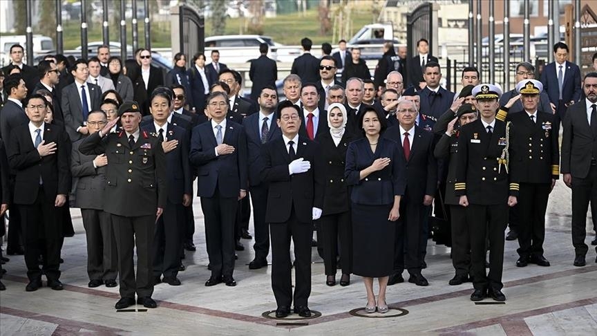 Президент Южной Кореи посетил мемориал «Туркам, сражавшимся в Корее» в Анкаре