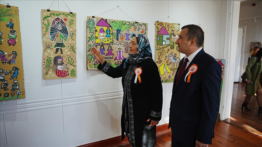 Çanakkale\'de 73 yaşındaki Hakime teyzenin yaptığı resimlerden oluşan sergi açıldı