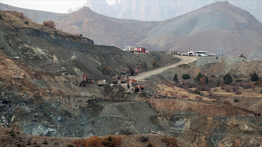 Sivas\'ta maden ocağında göçük altında kalan şantiye müdürünü arama çalışmaları sürüyor 