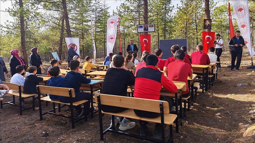 Ankara'da sınıfı bir günlüğüne ormana taşıdılar