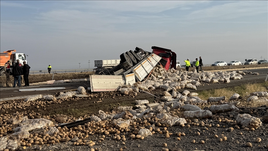 Di rêya Diyarbekir-Şanliurfayê da ji ber TIRa ku welgeriya çûyîn û hatin bi kontrolî tê kirin