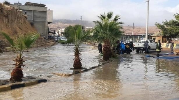 إنقاذ 3 أشخاص حاصرتهم السيول جنوبي الأردن