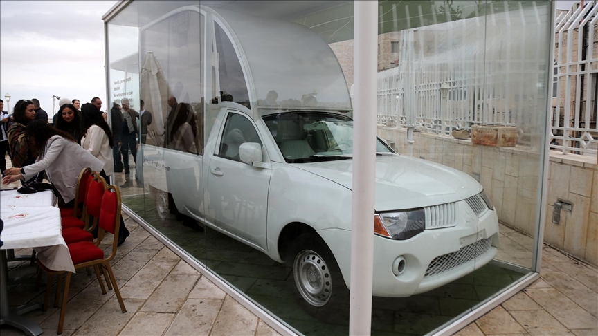 تحولت لعيادة متنقلة.. غزة تنتظر سيارة البابا فرنسيس