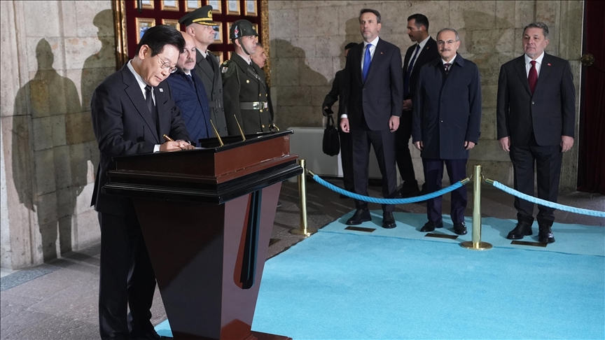 أنقرة.. رئيس كوريا الجنوبية يزور نصب جنود أتراك قاتلوا في بلاده