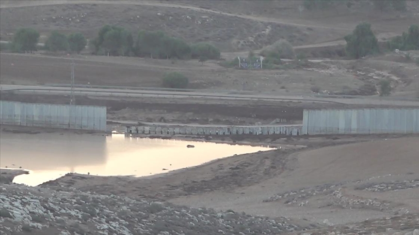 Shirat e rrëmbyeshëm shembin një pjesë të murit ndarës të Izraelit në Bregun Perëndimor të pushtuar