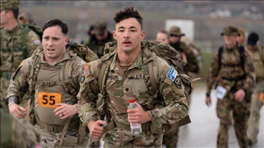  Косово: Речиси 300 војници на КФОР од различни земји маршираат за загинатите колеги