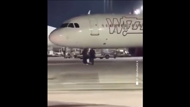 Двајца патници на аеродромот во Келн се обидоа да го сопрат авионот на кој задоцниле мавтајќи од пистата