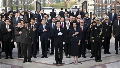 بازدید رئیس‌جمهور کره‌جنوبی از بنای یادبود سربازان شهید تُرک جنگ کره در آنکارا