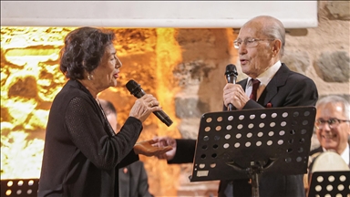 62 yıllık evli çift sahnede aşk şarkılarını birlikte söylüyor