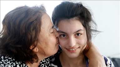 Bodrum'un "süper babaannesi" bel ağrılarına rağmen torununa özveriyle bakıyor