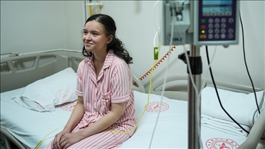 Organ nakli bekleyen genç hastane odasında umudunu koruyor