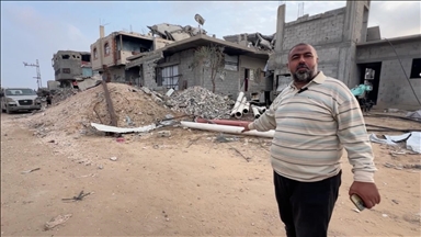 من خيمته بغزة.. صحفي فلسطيني يفند مزاعم إسرائيل بوجوده في بولندا 