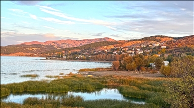 Dora Gola Hezarê bi rengên payîzê xemilî