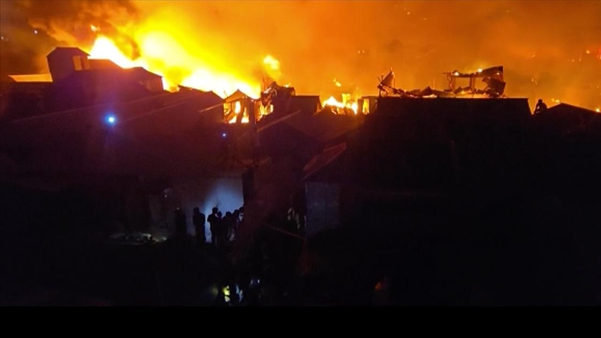 Масовен пожар уништи 1.500 домови во сиромашна населба во Дака