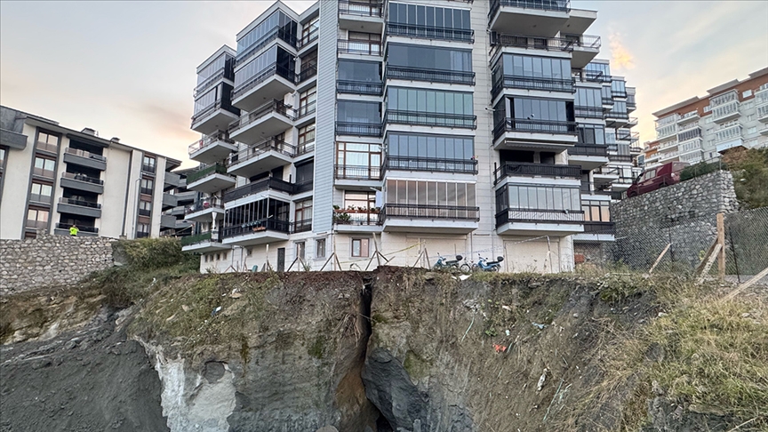 Bartın'da inşaat alanında yaşanan göçüğün ardından yan apartmanın sakinleri tahliye edildi