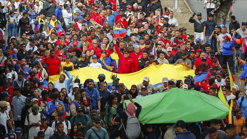 Hiljade ljudi marširalo u Venecueli protiv američkih prijetnji pokazujući podršku predsjedniku Maduru