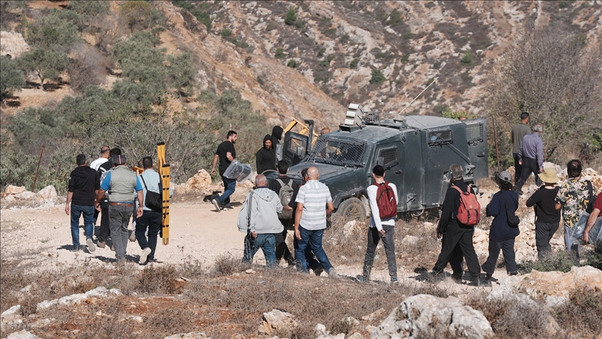 بحماية الجيش.. مستوطنون يصيبون 4 فلسطينيين في بلدة يطا جنوبي الضفة