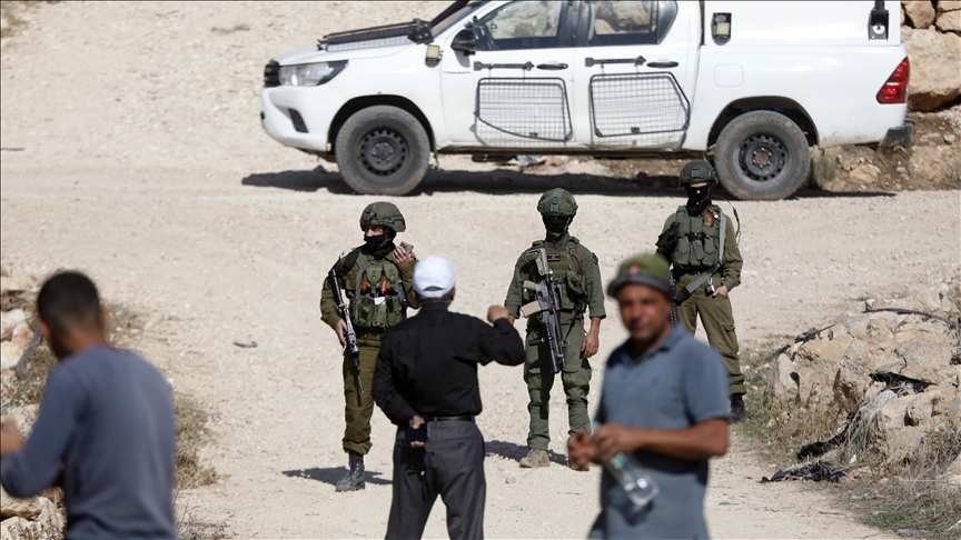 الضفة.. إصابة فلسطيني ومستوطنون يقتحمون تجمعا بدويا قرب القدس