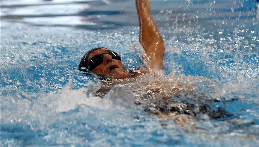 Su kanalında yüzmeyi öğrendi, sırtüstü yarışlarında rakiplerine şans tanımıyor