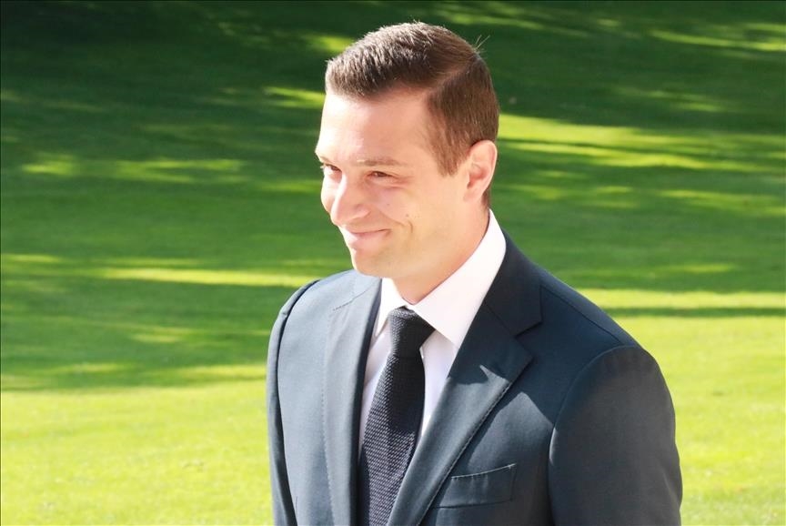 France : Jordan Bardella enfariné à Vesoul, un lycéen placé en garde à vue