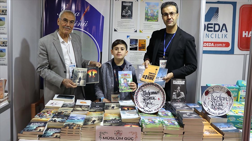 Elazığlı üç kuşak yazar aynı stantta kitaplarını imzalıyor