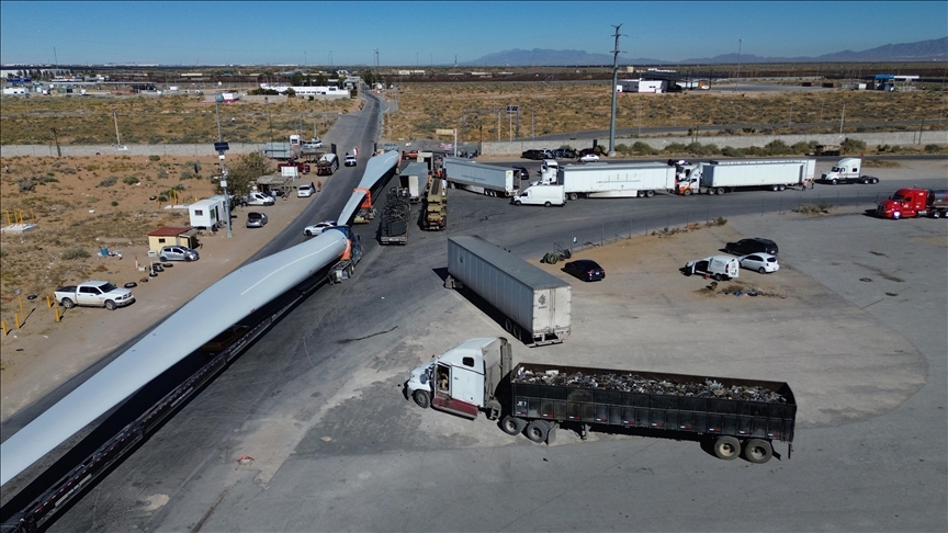 Kamionët u ndalën në pikën kufitare Jeronimo-Santa Teresa mes protestës për ligjin e ujit