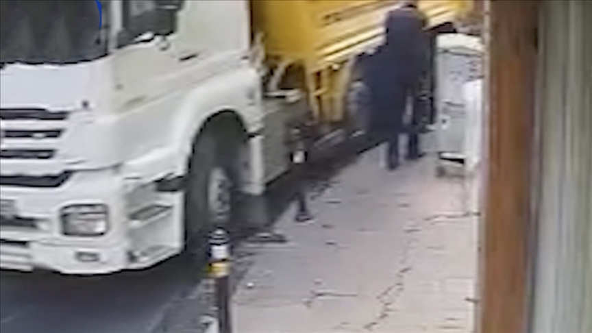 Beyoğlu'nda hafriyat kamyonunun çarptığı demir dubanın fırlayarak iş yerine girmesi kamerada