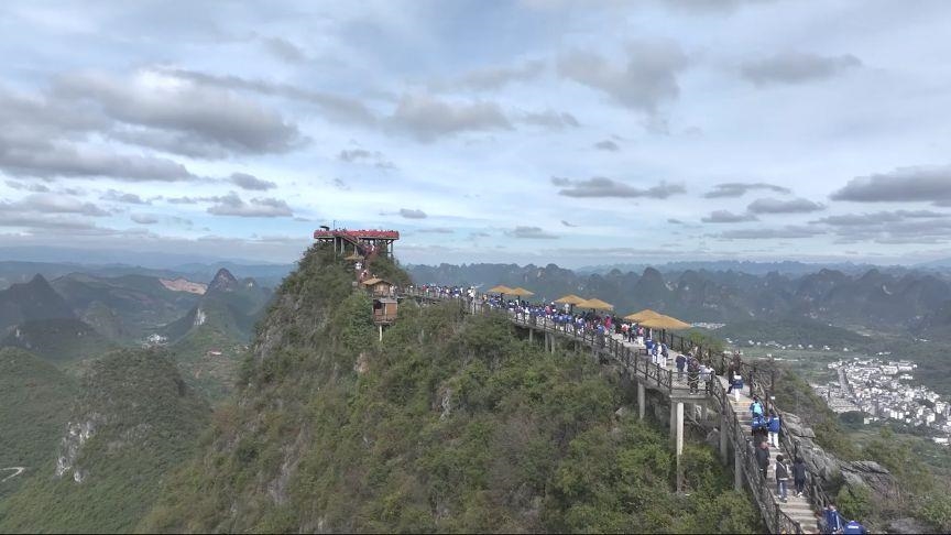 Vrh Ruyi u Kini privlači turiste staklenim mostovima i uzdignutim stazama