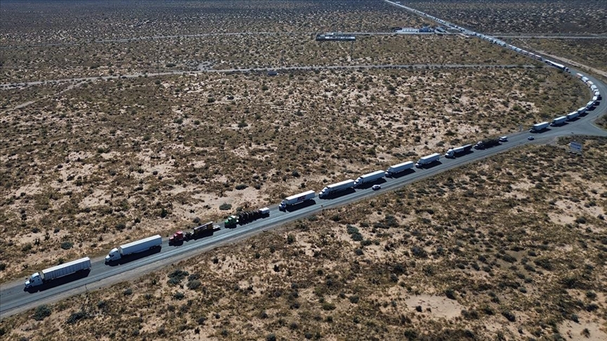 Долга колона камиони во застој на граничен премин во Мексико ​​поради протест