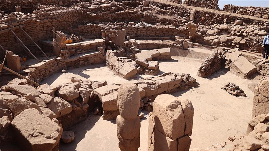 Li Karahantepeyê cihekî avahîsaziya Neolîtîk ya ku dişîbe şanoya amfiyê hat dîtin